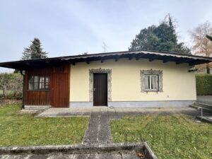 Nebengebäude mit Garage