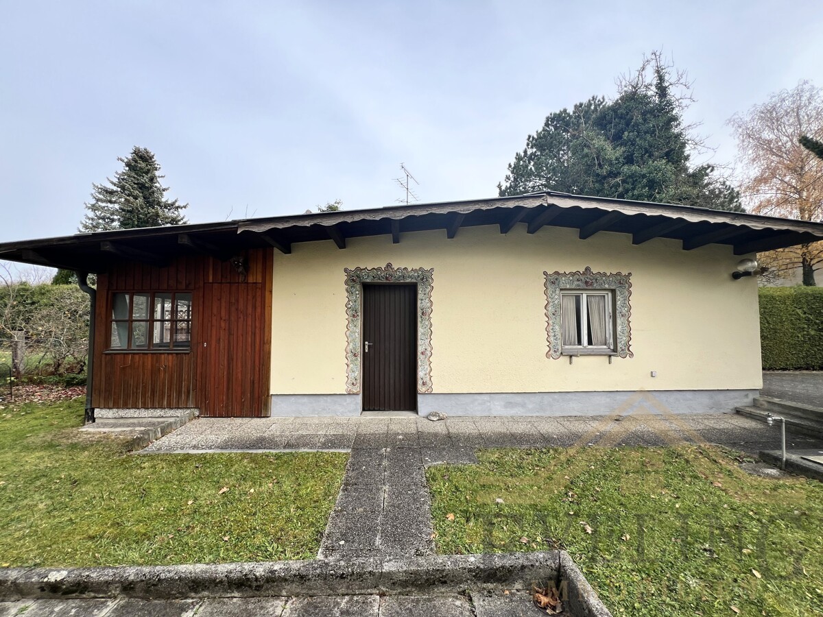 Nebengebäude mit Garage