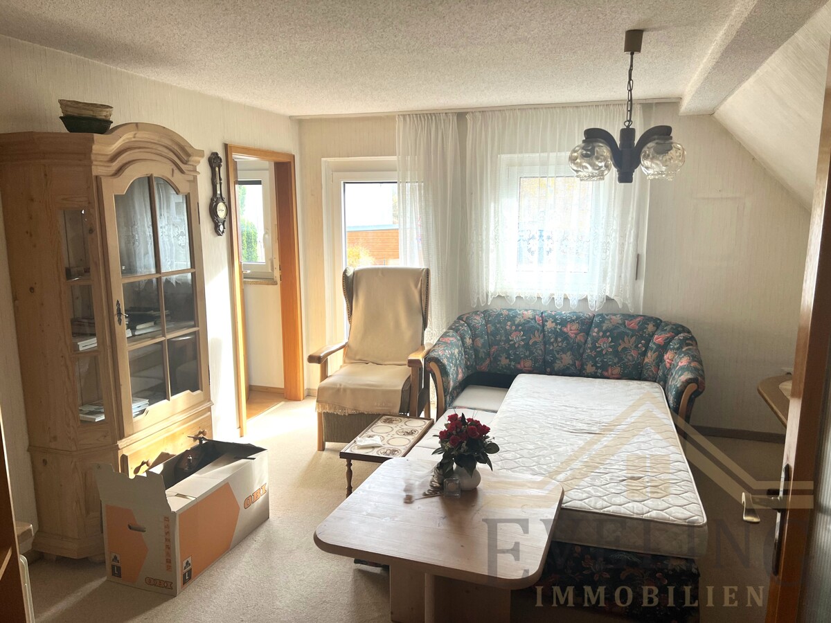 Zimmer OG mit Zugang zum Balkon