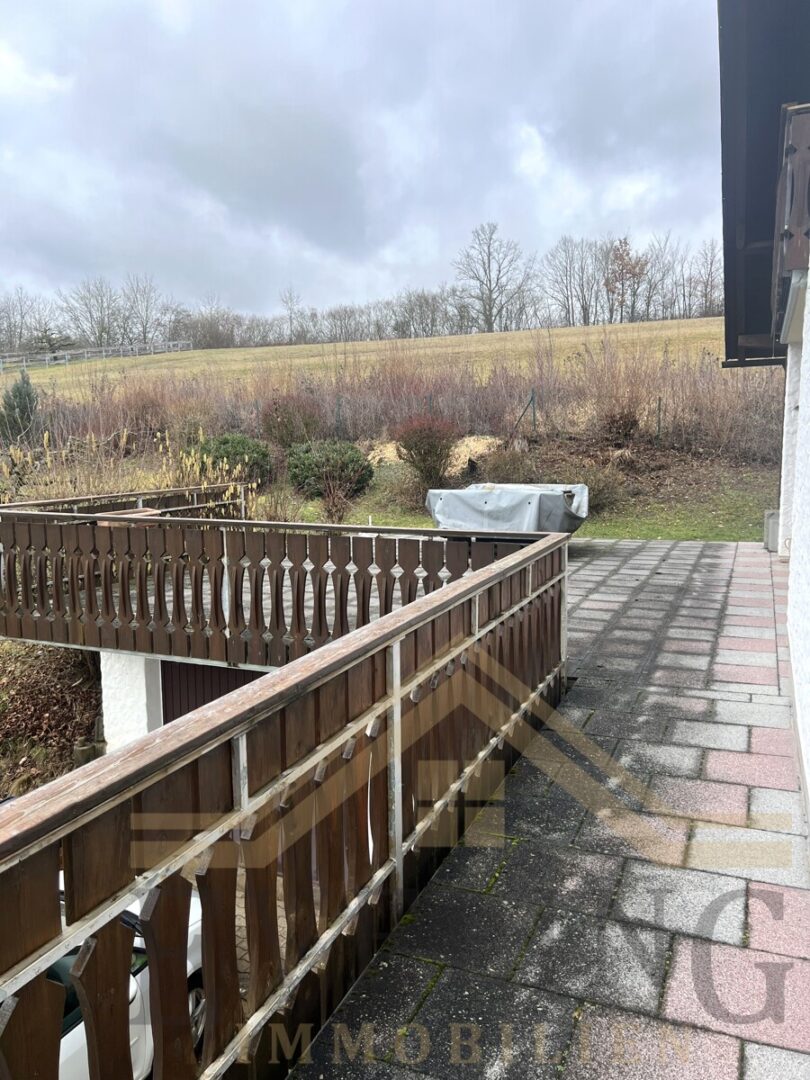 Umlaufender Balkon zur Terrasse OG