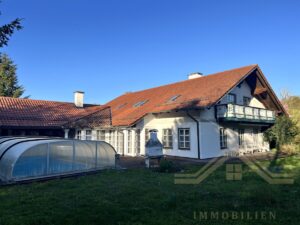 Terrasse mit überdachtem Außenpool