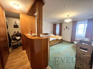 Schlafzimmer mit begehbarem Kleiderschrank