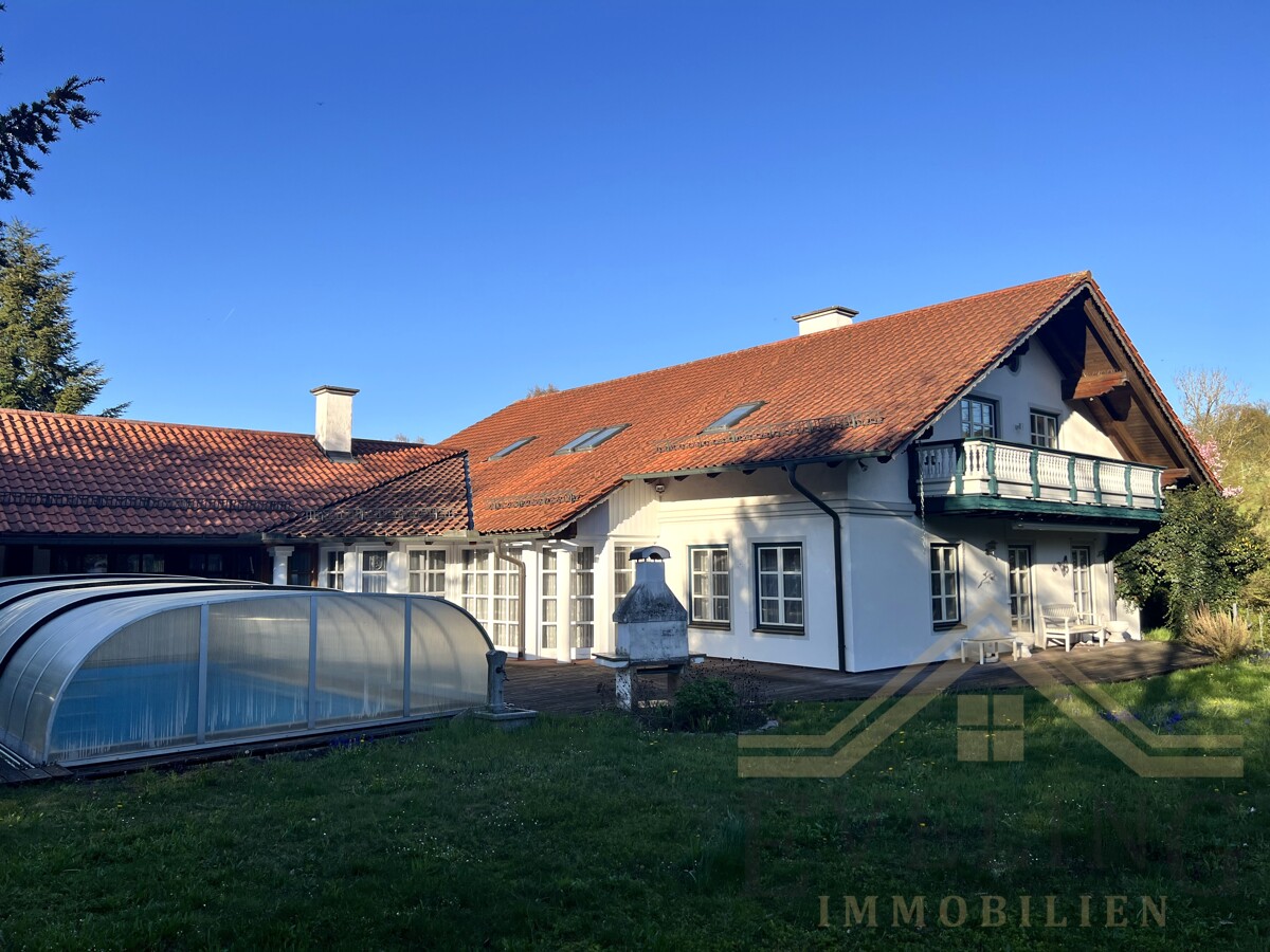 Terrasse mit überdachtem Außenpool