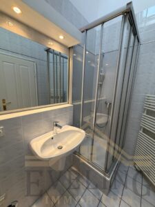 Badezimmer mit Dusche